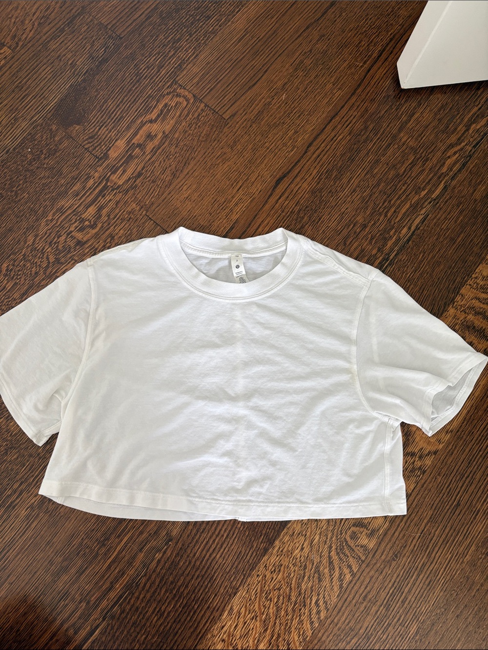 lululemon athletica White Cropped Short Sleeve Tee - Picture 1 of 2